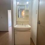 洋室８帖、クローゼットもあるので広々使えます。 画像9