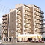 バイク置き場があるマンション。防犯カメラもついてます。